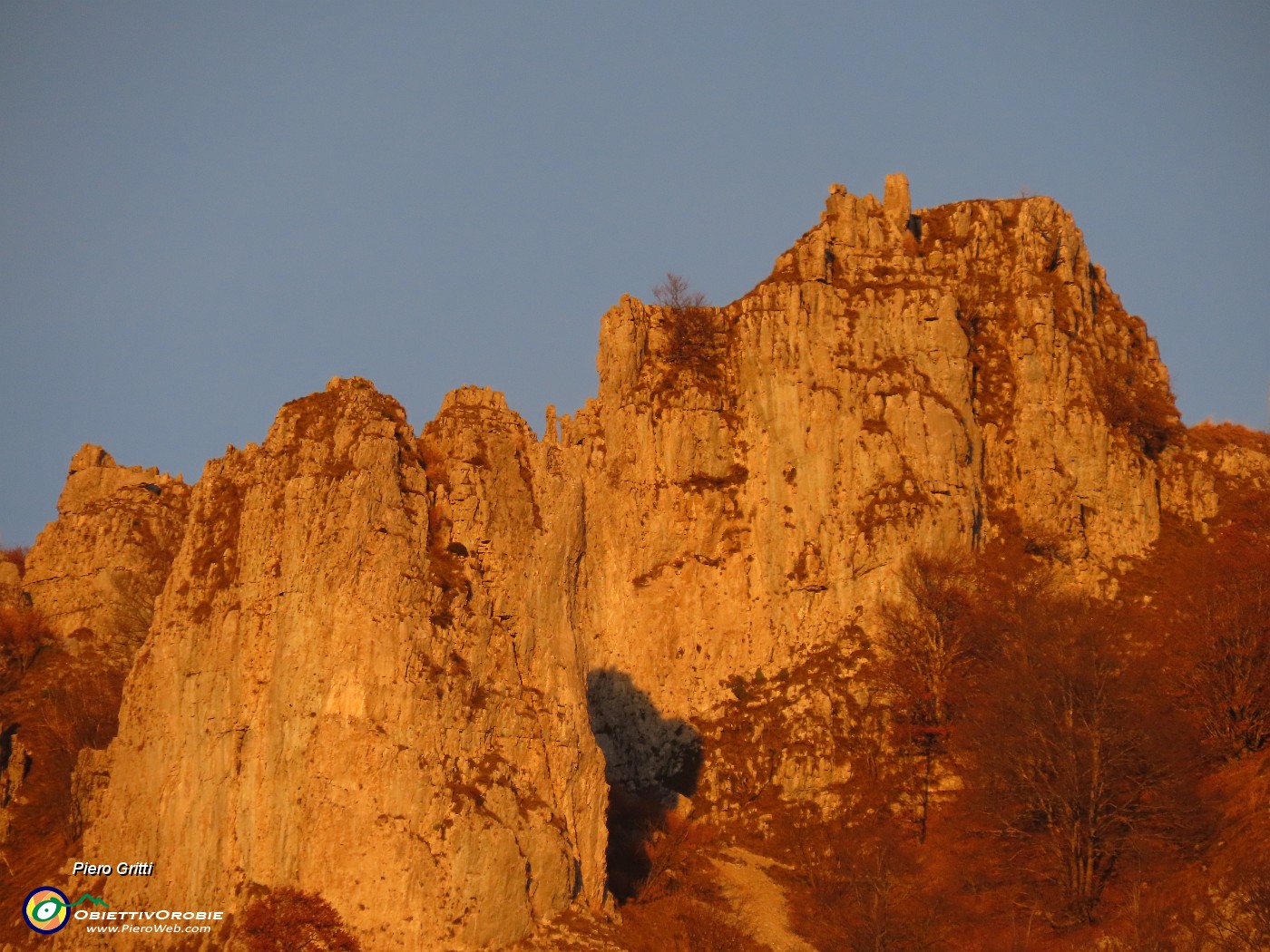 78 Uno sguardo ai roccioni da poco superati colorati di tramonto.JPG